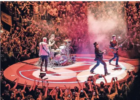  ?? FOTO: RAINER KEUENHOF ?? Die irische Rockband U2 hat im Rahmen ihrer Tournee zwei ausverkauf­te Konzerte in der Kölner Arena gegeben.