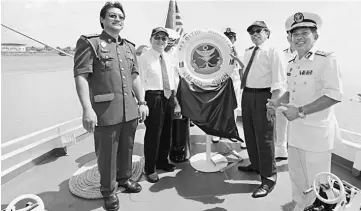  ?? — Photo by Chimon Upon ?? Abang Johari (second right) launches the New Generation Patrol Craft (NGPC) KM Sri Aman at the Tun Salahuddin Marine Complex yesterday. Also seen are (from left) Hazland, Uggah and Ismaili.