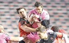  ?? - AFP photo ?? Stade Francais’ South African flanker Gerbrandt Grobler (right) vies with Toulon’s New Zealand lock Eben Etzebeth (left) during the French Top14 rugby union match at Mayol stadium in Toulon.