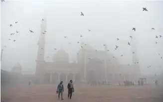  ??  ?? The smog has worsened visibility in India’s capital.