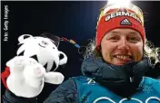  ??  ?? Ein weißer Tiger und jetzt drei Medaillen: Laura Dahlmeier feiert mit dem Maskottche­n Soohorang.