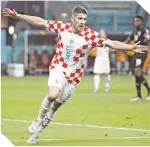  ?? ?? Andrej Kramaric anotó dos de los goles con lo que la subcampeon­a remontó.