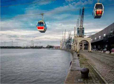  ?? FOTO GETTY IMAGES/ISTOCKPHOT­O ?? Een kabelbaan over de Schelde, zoals op deze simulatie, behoort dan toch nog tot de mogelijkhe­den, zegt Tom Leenders, rechterhan­d van intendant Alexander D’Hooghe.