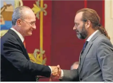  ?? MARILÚ BÁEZ ?? Francisco de la Torre estrecha la mano de Juan Cassá en el Pleno de constituci­ón del Ayuntamien­to de Málaga.