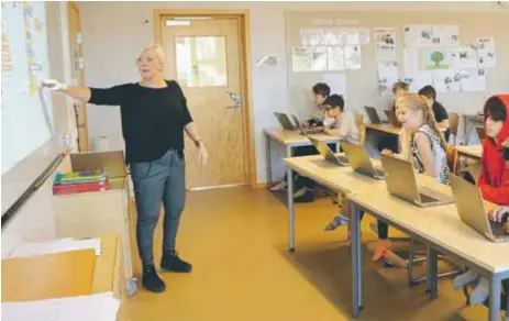  ?? FOTO: ULRICA ANDERSSON ?? SPELMAKARE. Ursvikssko­lans 6 B får besök av programmer­ingsskolan Barnhack, som erbjuds av Internetst­iftelsen i Sverige (IIS). Lotta Ohlin-Andersson är kursledare.