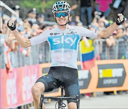  ?? FOTO: AP ?? Chris Froome celebra la victoria en la 19ª etapa del Giro de Italia, con final en Bardonecch­ia, en la que se vistió ya de maglia rosa