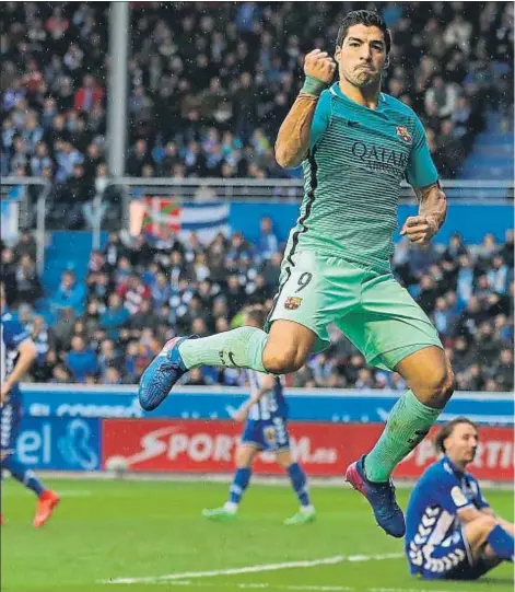  ??  ?? Luis Suárez celebró así el primer gol del partido y de su cuenta particular