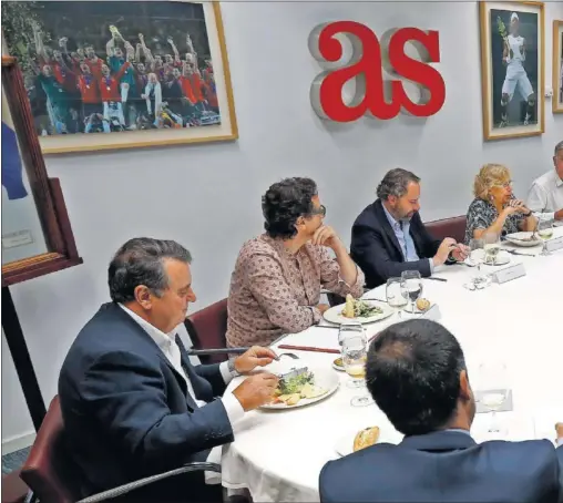  ??  ?? LA MESA. Manuela Carmena, rodeada por Alejandro Elortegui, Jesús Duva, Manuel Esteban, Tomás Roncero, Gómez Matallanas, Juan Cruz, Alfredo Relaño, Luis Cueto, Jaime Álvaro, Juan Gutiérrez, Juan Mora, Felipe Llamas y Juan Cantón.