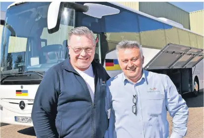  ?? FOTO: THOMAS SPEKOWIUS ?? Die beiden Monheimer Busfahrer Andreas Jaworski und Orhan Arslanoglu vor ihrer Abfahrt.