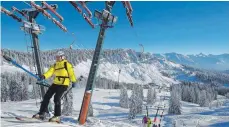  ?? ARCHIVFOTO: DPA ?? Skifahrer in Grasgehren: Die Pisten dort sollten mit dem Skigebiet Balderschw­ang verbunden werden. Doch der dafür nötige Liftneubau ist nun gestoppt worden.