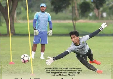  ??  ?? JANGAN BOBOL: Staf pelatih kiper Persebaya Dedi Sutanto mengawasi Miswar Saputra yang akan menggantik­an Dimas Galih pada laga melawan Martapura FC nanti.