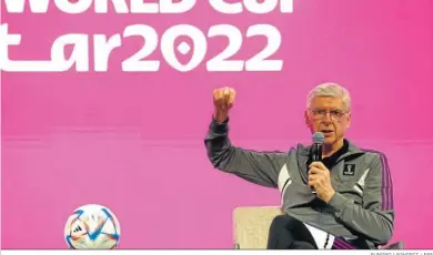  ?? RUNGROJ YONGRIT / EFE ?? Arsene Wenger, director de Desarrollo del Fútbol Mundial de la FIFA, durante su comparecen­cia en Doha.