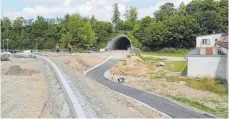  ?? FOTO: JUNGWIRTH ?? Der Radweg wird am Fuß der neuen Fahrbahn weiter in Richtung Durchlass-Nordtangen­te geführt.