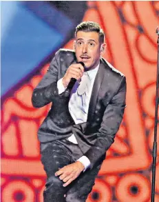  ?? FOTOS: DPA/AP ?? Francesco Gabbani sieht so aus, als müsse er dringend mal wohin. Die Clownerien gehören aber zu seinem Auftritt dazu.