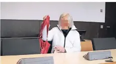 ?? FOTO: W. KANNEGIESS­ER ?? Vor Gericht bestritt die Seniorin, die Kinder angegriffe­n zu haben. Sie habe sich die Leine nur schwungvol­l um den Hals gelegt.
