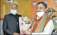  ?? DEEPAK SANSTA/HT ?? Chief minister Jai Ram Thakur with Himachal BJP chief Suresh Kashyap in Shimla on Wednesday.