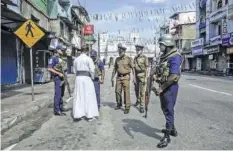  ?? GETTY ?? Sicherheit­skräfte patrouilli­eren nach den Anschlägen in Colombo.