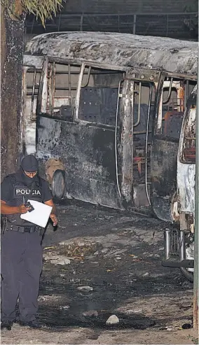  ??  ?? Uno de los microbuses que se incendió el martes en la noche. La policía investiga si hubo algún atentado en el hecho.
