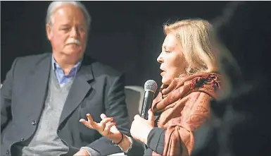  ?? PRENSA COALICION CIVICA ?? ‘VIDA’. Carrió, anoche, en el sur bonaerense, presentand­o su libro junto a los candidatos locales.