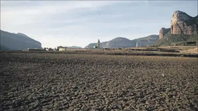  ?? EE ?? El pantano de Sau (Barcelona), bajo mínimos debido a la grave sequía que sufre Cataluña.