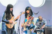  ??  ?? Khruangbin es un trío musical que mezcla soul, dub y psicodelia.