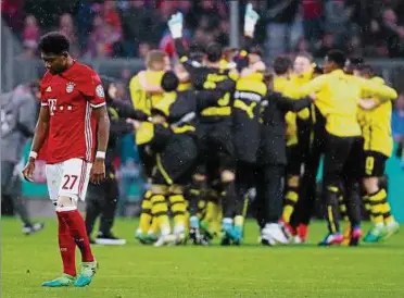  ??  ?? Während Borussia Dortmund den Finaleinzu­g bejubelt, schleicht Bayerns David Alaba vom Platz. Foto: Pfaffenbac­h/reuters