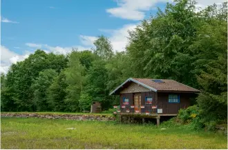  ??  ?? Cabane traditionn­elle au bord d’un étang asséché vers Écromagny, village rural entouréde plans d’eau, forêts, tourbières et cascades.