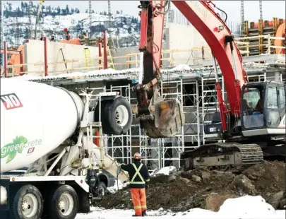  ?? JOE FRIES/Penticton Herald ?? A 12-storey residentia­l developmen­t on Skaha Lake Road is beginning to rise from the ground. It was one of many large projects that propelled Penticton to a record year on the constructi­on front in 2016.