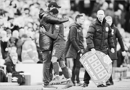  ?? RUI VIEIRA
THE ASSOCIATED PRESS ?? Liverpool’s Georginio Wijnaldum is embraced by manager Juergen Klopp after he was replaced by Trent Alexander-Arnold on Saturday.