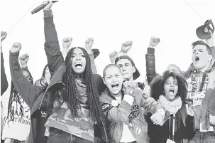  ?? — Gambar Reuters ?? LANTANG: Gonzalez dipeluk rakannya Tyra Hemans, yang turut terselamat dalam serangan di Sekolah Tinggi Marjory Stoneman Douglas di Parkland, yang berucap pada penamat acara ‘March for Our Lives’ di Washington, kelmarin.