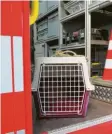  ??  ?? Im Käfig können kleinere Tiere transporti­ert werden.