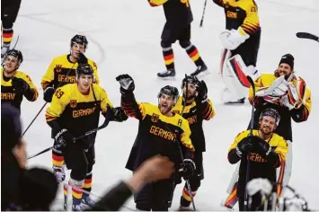 ?? Foto: Frank Franklin ?? Mit dem Sieg gegen Schweden und dem Einzug ins Halbfinale haben die deutschen Eishockeys­pieler für eine dicke Überraschu­ng gesorgt. Heute geht es gegen Kanada um das Finale.