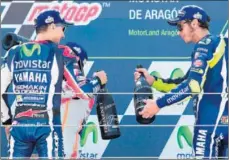  ??  ?? SALUDO. Brindis de Lorenzo y Rossi en el podio de MotorLand.