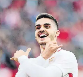  ?? FOTO: EFE ?? André Silva, celebrando el gol ante el Valladolid que hizo al Sevilla líder de LaLiga