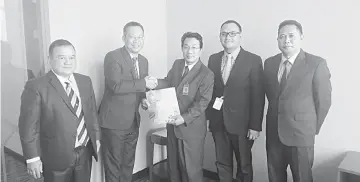  ??  ?? Mohd Isham (centre) presents the PPKS programme sheet to Abdullah. Witnessing this are Sadong Jaya assemblyma­n Aidel Lariwoo (right) and his counterpar­t for Balingian, Abdul Yakub Arbi (left).