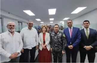  ?? F.E ?? La vicepresid­enta Raquel Peña encabezó una reunión en la sede de la Policía Nacional.