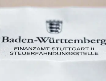  ?? FOTO: MARIJAN MURAT/DPA ?? Briefkopf der Steuerfahn­dungsstell­e Baden-württember­g. Das Land will mithilfe eines Online-meldeporta­ls mehr Steuersünd­ern auf die Spur kommen.