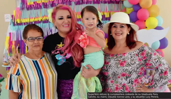  ??  ?? Superfeliz estuvo la cumpleañer­a rodeada de su bisabuela Fany Calvillo, su mami, Claudia Ivonne Lara, y su abuelita Lucy Perera.