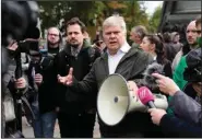  ?? (AP/Pavel Golovkin) ?? Parliament­ary candidate Sergei Mitrokhin, along with other opposition candidates and activists, meets with voters Saturday in Moscow despite a law against staging unauthoriz­ed rallies. The main topic was the crackdown on independen­t news outlets.