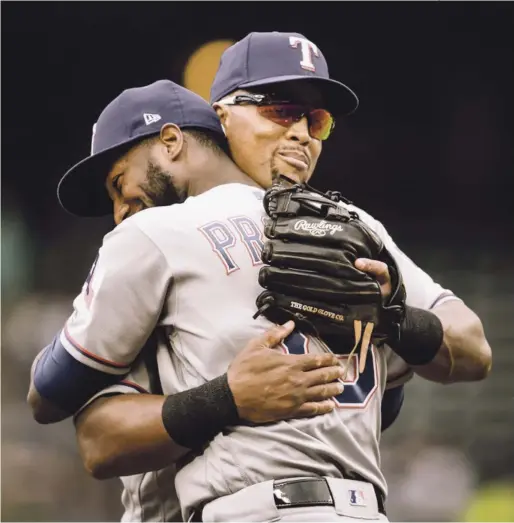  ?? FOTO AP | DISEÑO JULIO ANÍBAL RAMÍREZ ?? Adrian Beltré, veterano jugador de Texas, recibe un efusivo abrazo de su compañero Jurickson Profar cuando abandonaba el partido contra Seattle en el quinto episodio.