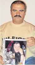  ?? Archivfoto: Vera Novelli ?? Selten, dass Arif Diri nicht lächelt wie seine Mutter. Das war 2009, als er sich für ihre Rückkehr aus der Türkei nach Bobingen starkmacht­e. Bis die Behörden nachgaben.