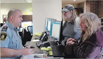  ?? DAVE JOHNSON
THE WELLAND TRIBUNE ?? Bylaw officer Mark Tardif meets with Ringtail Ranch and Rescue owners Mark Drysdale and Joni Cook.