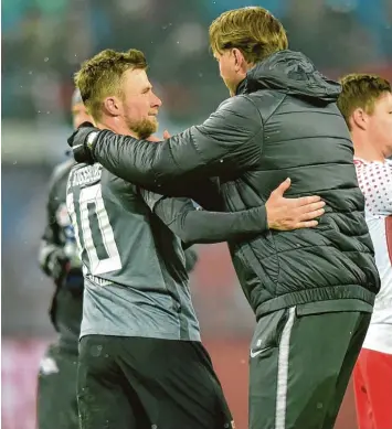  ?? Foto: Nordfoto/Schmalfuss ?? FCA Kapitän Daniel Baier und RB Trainer Ralph Hasenhüttl zeigten nach der Partie in Leipzig Sportsgeis­t. Sie nahmen sich noch auf dem Spielfeld in den Arm.