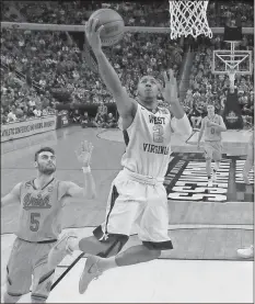  ?? Bill Wippert / The Assocaited Press ?? West Virginia guard Jevon Carter drives to the basket against Notre Dame. Carter has emerged as the Mountainee­rs’ leading scorer.