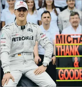 ?? YASUYOSHI CHIBA / AFP ?? Schumacher, el día de su adiós a la F-1, con Mercedes, en el 2012