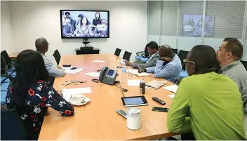  ?? DOMBELE BERNARDO | EDIÇÕES NOVEMBRO ?? Jornalista­s angolanos na vídeo-conferênci­a sobre o recente progresso e futuros desafios de África
