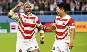  ?? (Photo AFP) ?? Nakajima (à gauche) et les Japonais ont réalisé un nouvel exploit. La qualificat­ion pour les quarts de finale est toujours possible.