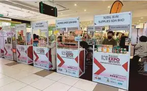  ?? ?? Program SIE (F&B) menyediaka­n pelbagai kemudahan kepada peserta menjual produk mereka di Lulu Hypermarke­t, Kuala Lumpur.