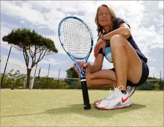  ?? (Photo Frank Muller) ?? Lundi, à l’Escalet, où elle assure ses cours ramatuello­is orientés tennis loisir.