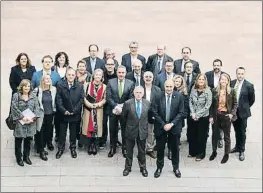  ?? MAR VILA / ACN ?? Enric Crous y José María Torres con una parte del equipo